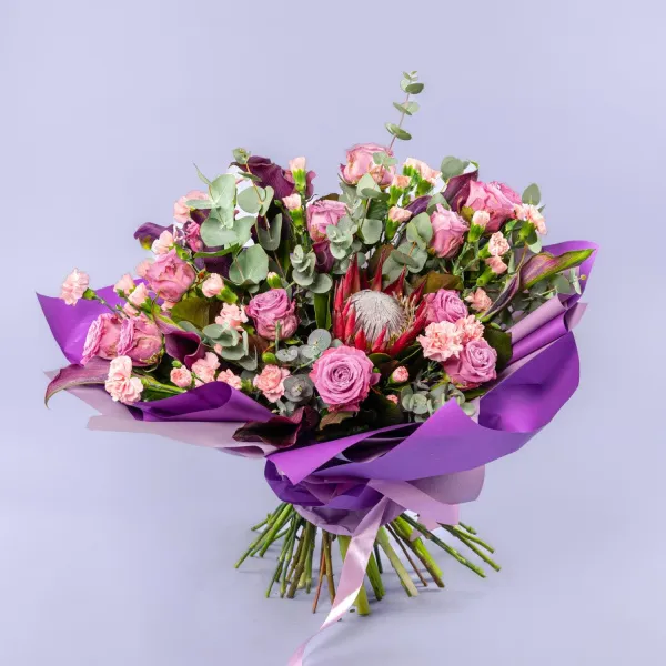 Букет из роз, гвоздик и протеи