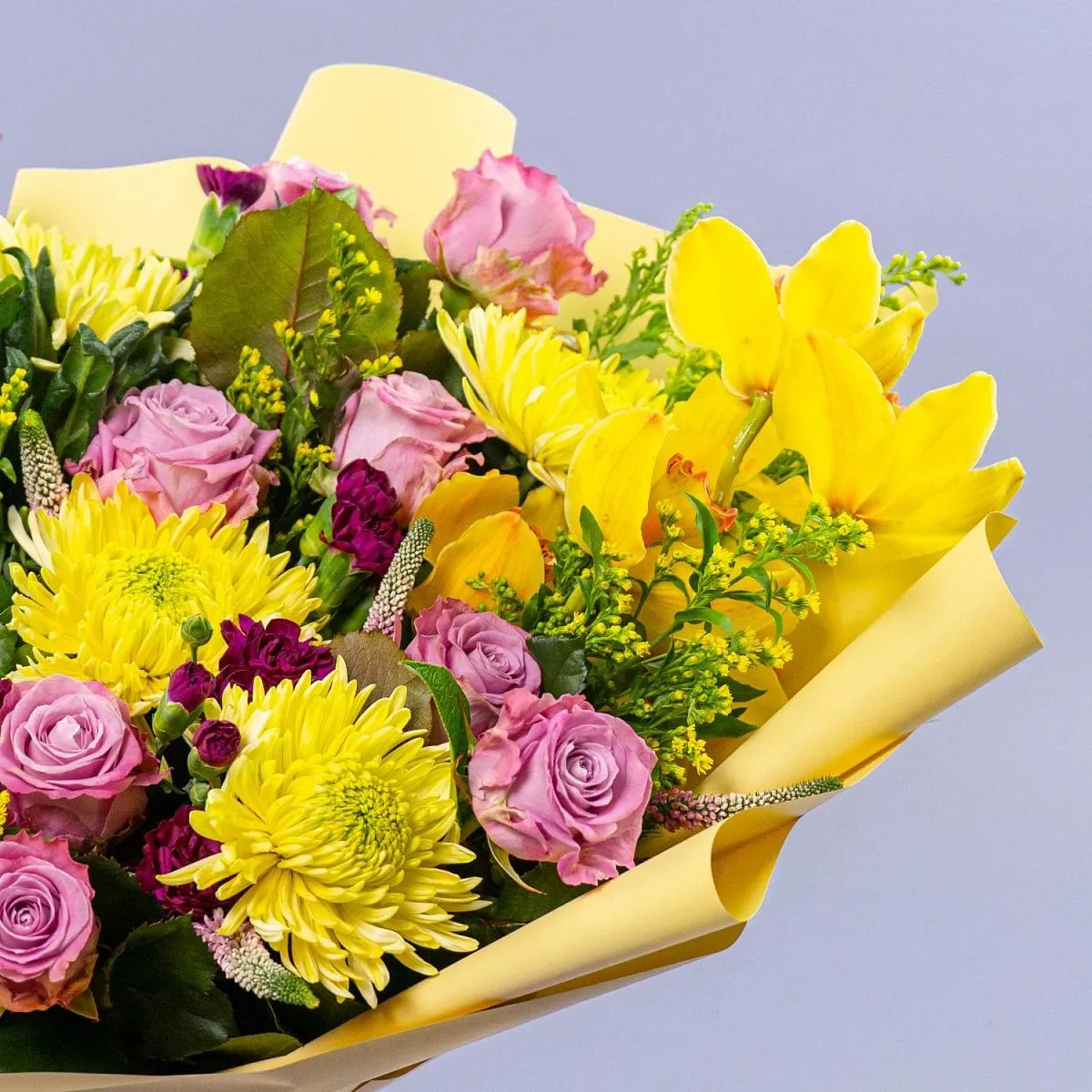 Букет из роз, антуриума и хризантем