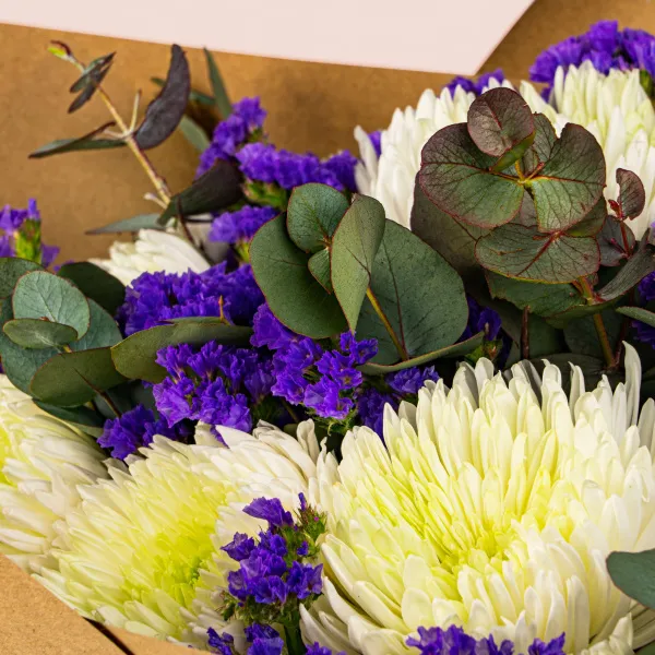 Букет из белых хризантем