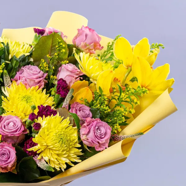 Букет из роз, антуриума и хризантем