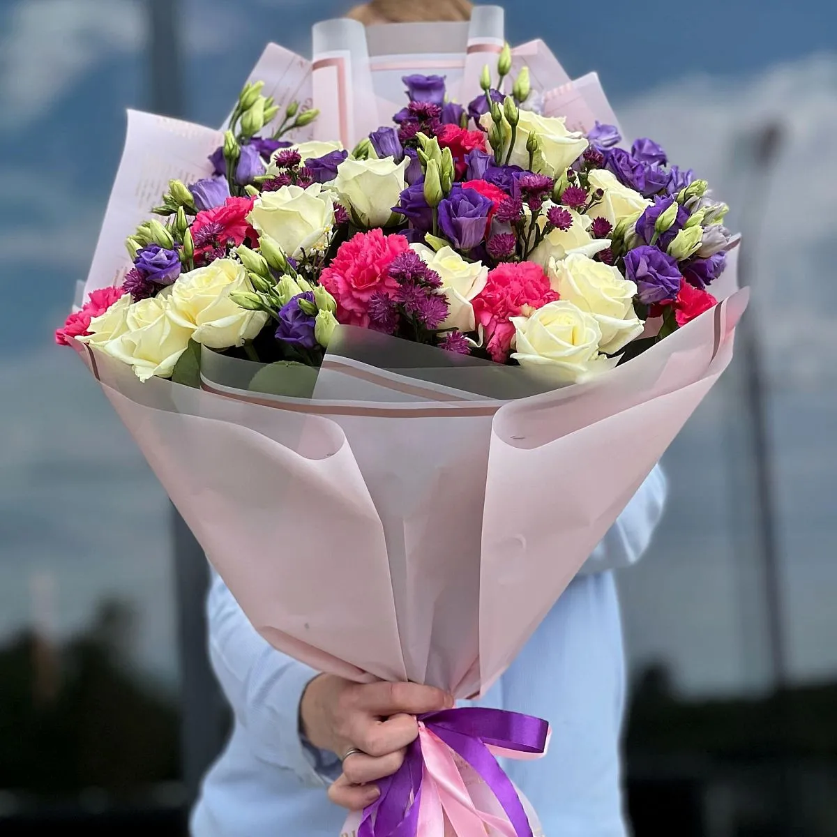 Огромный букет из роз, эустом и гвоздики