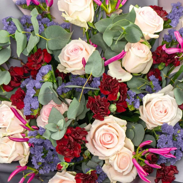 Букет из роз, гвоздик и статицы