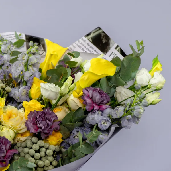 Букет из роз микс, гвоздик и калл