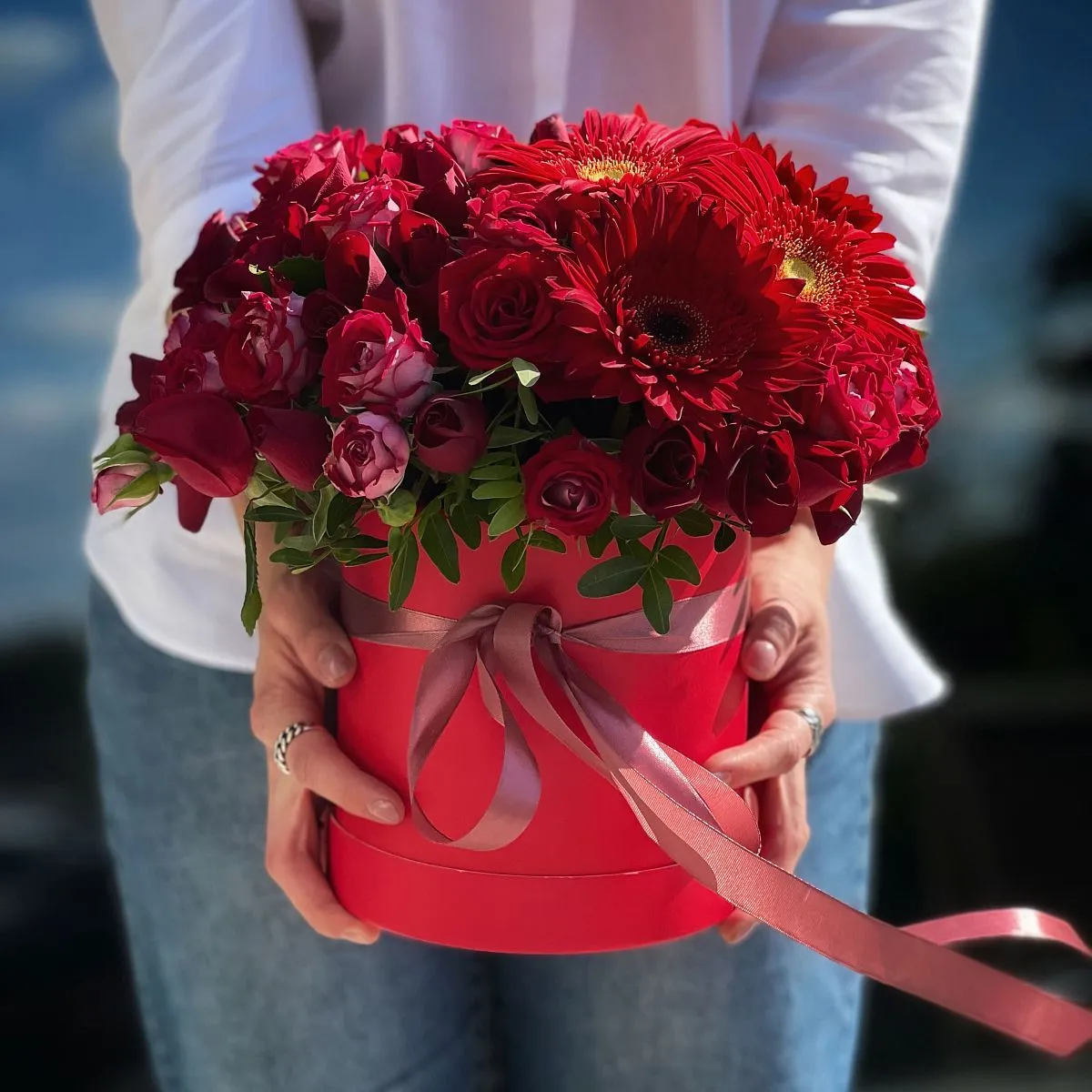 Розы и герберы в коробке