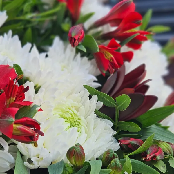 Букет хризантем, альстромерий и сафари