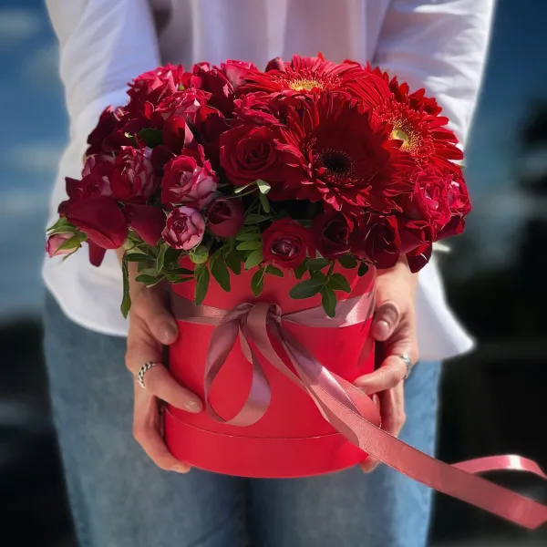 Розы и герберы в коробке