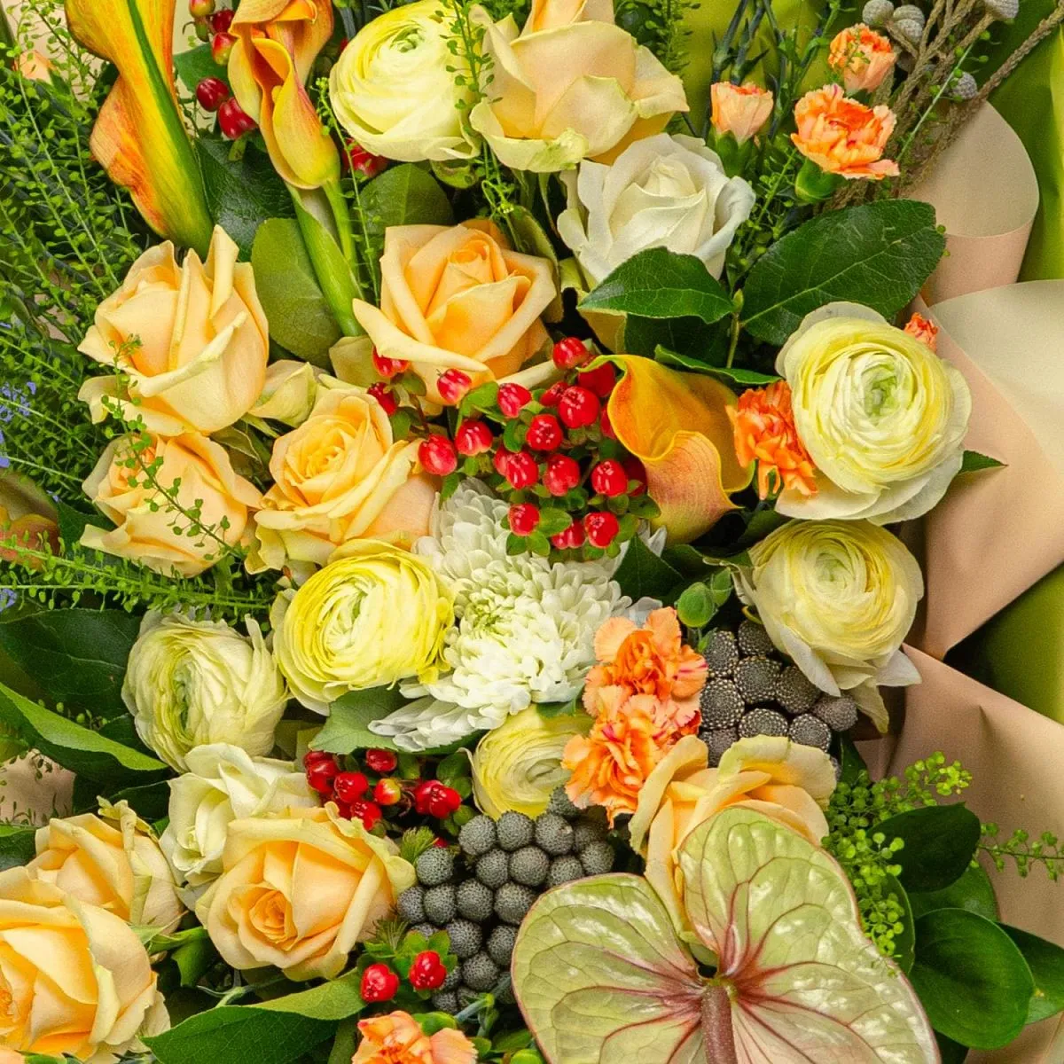 Букет из антуриума, роз и гвоздик