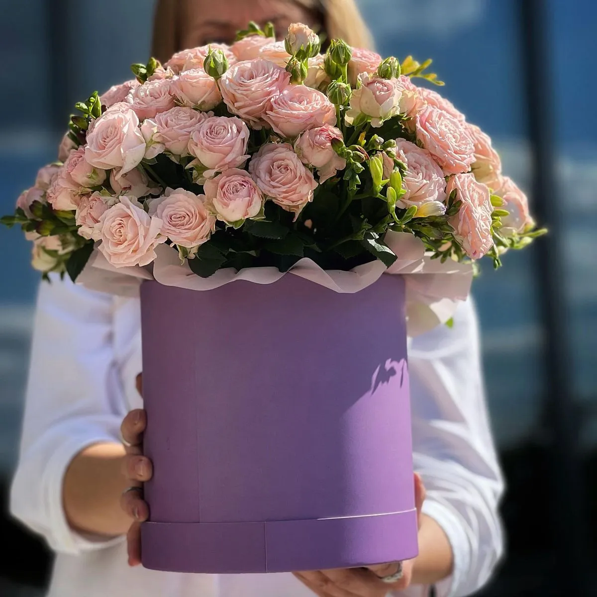 Розы и фрезии в коробке