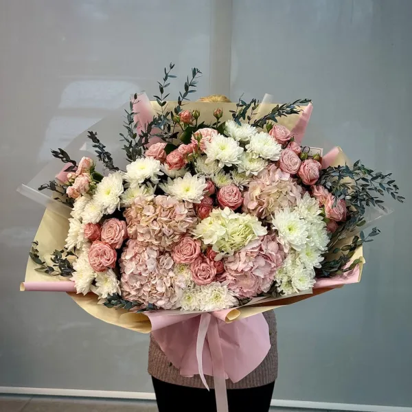 Букет из гортензий, роз и хризантем