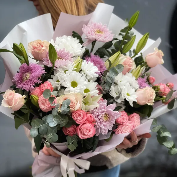 Букет из хризантем и роз