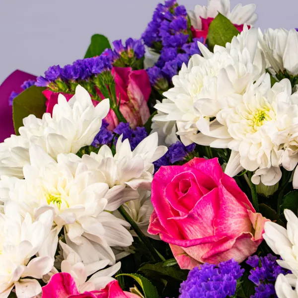 Букет из хризантем и роз