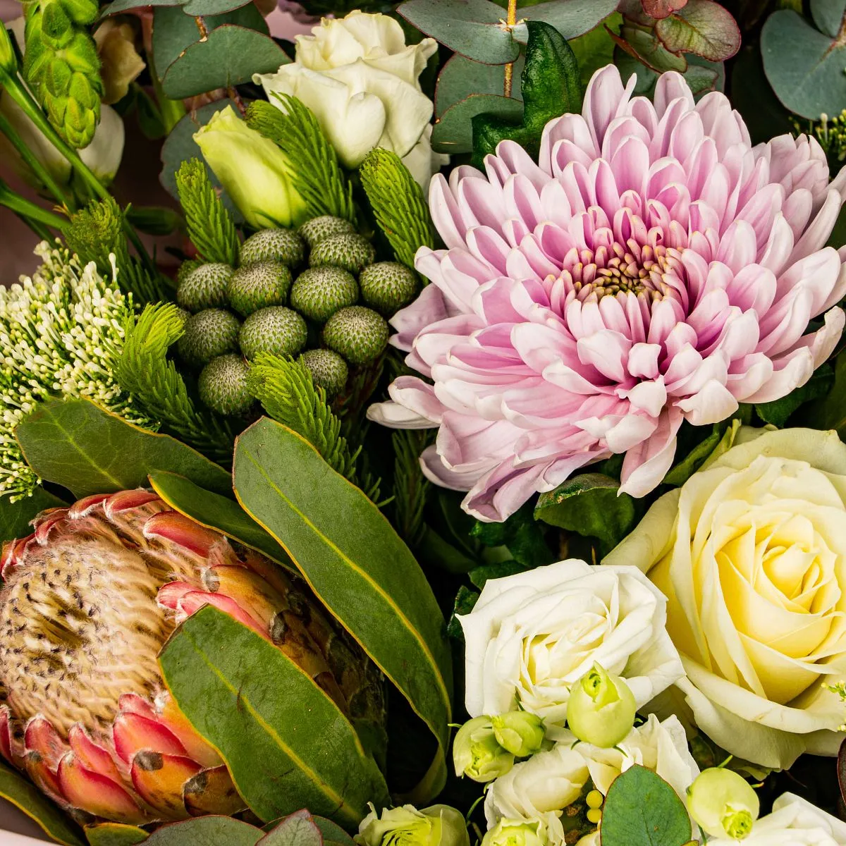 Букет из хризантем, роз и эустом