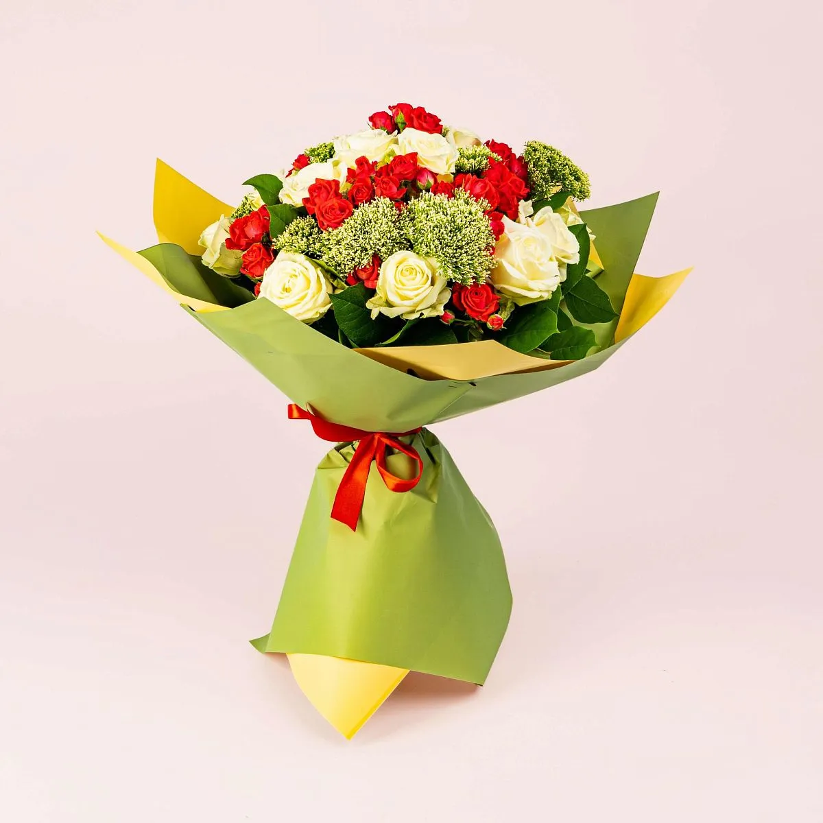 23 белых и красных роз микс большой