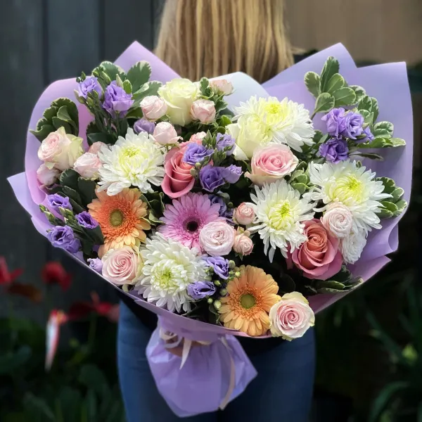 Букет из роз, эустом и хризантем