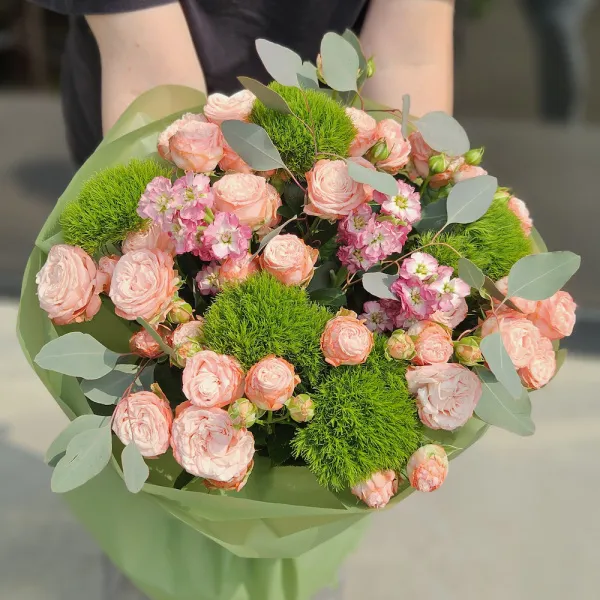 Букет из роз, грин трик и матиолл