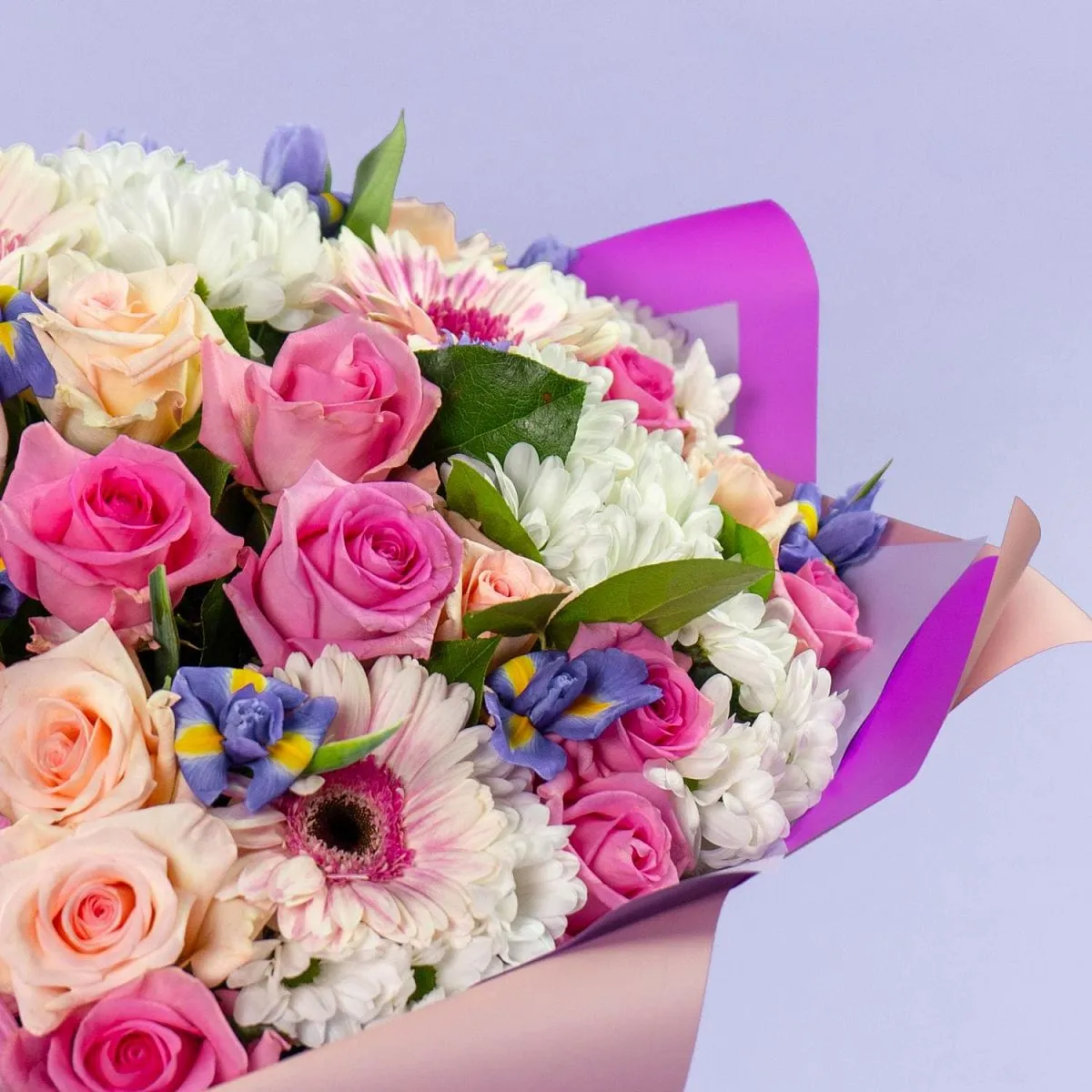 Букет из ирисов, гербер микс и роз микс