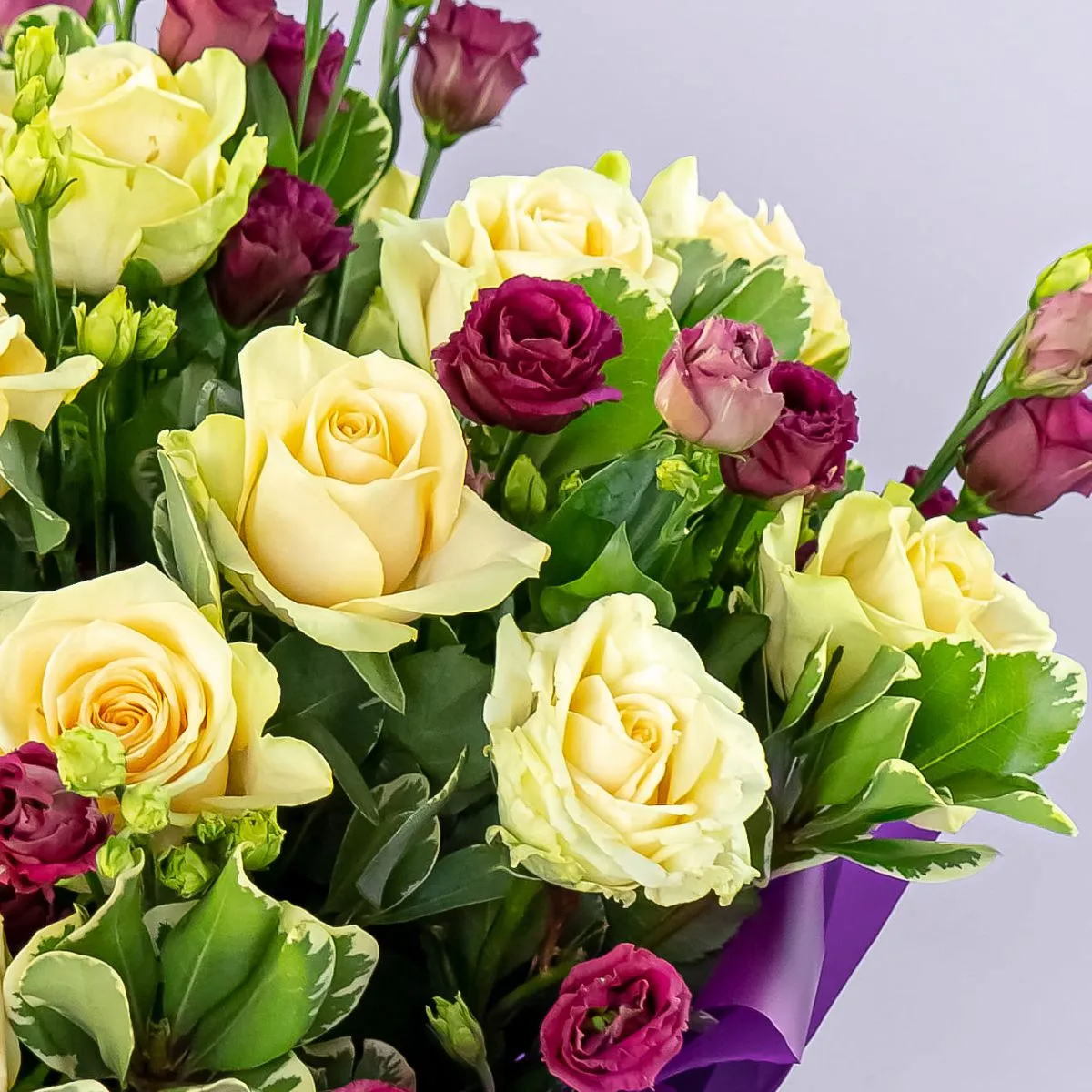 Букет из эустом и 15 кремовых роз