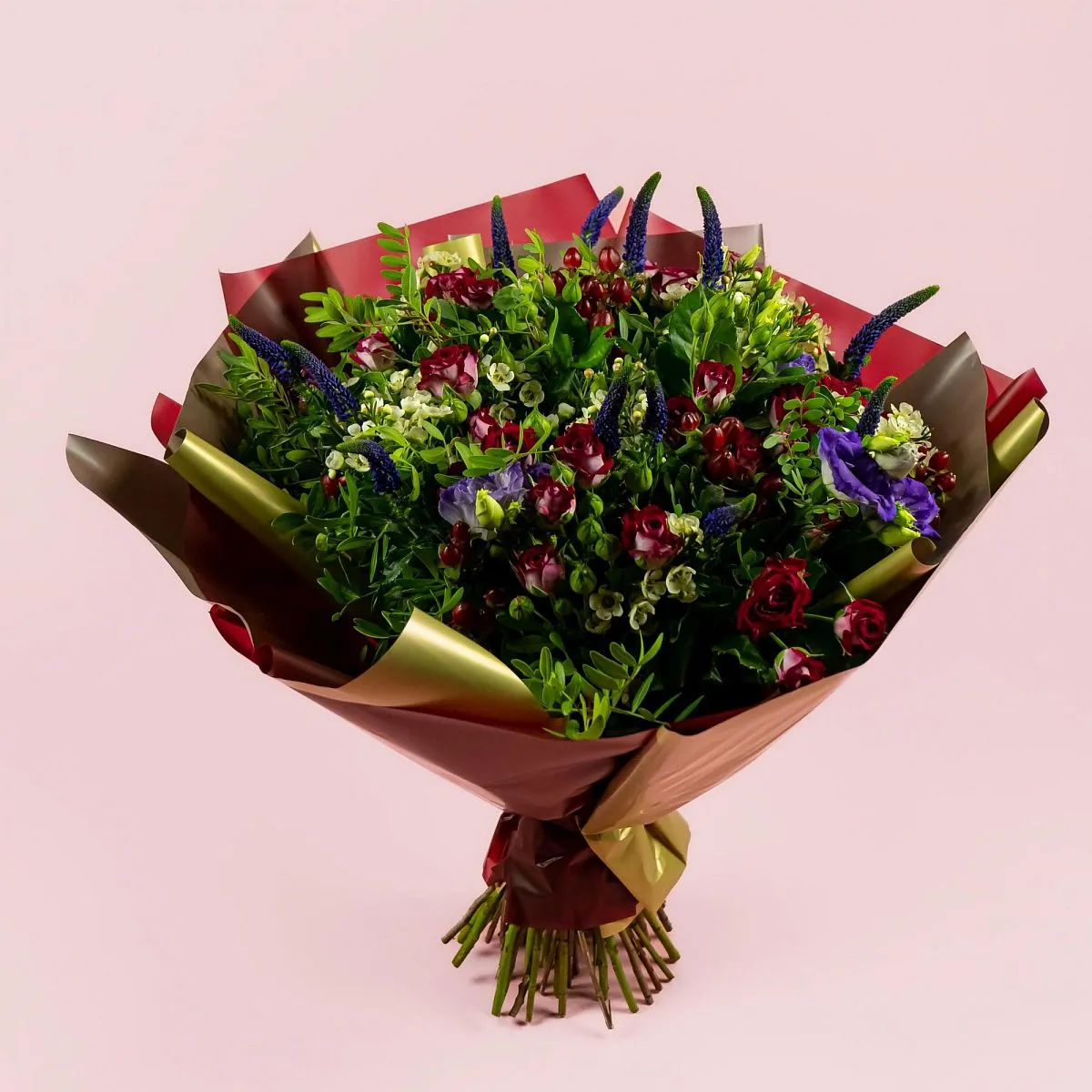 Букет из бордовых роз и эустом