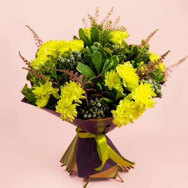 Букет из жёлтых кустовых хризантем