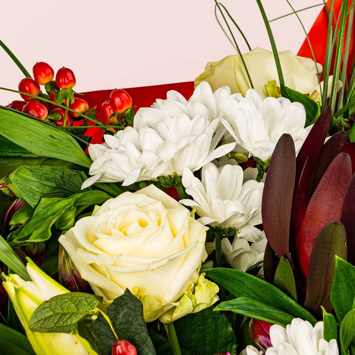 Букет из хризантем, роз и лилий