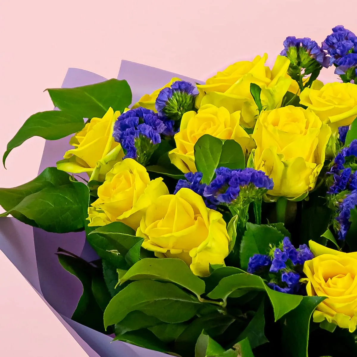 Букет из жёлтых роз и статицы