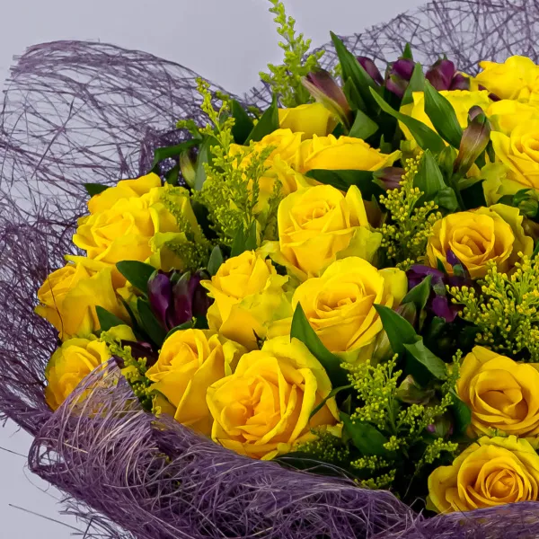 Букет из альстромерий и жёлтых роз