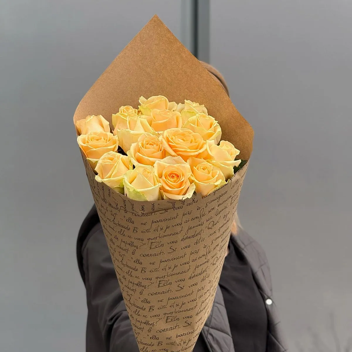 Букет из 15 кремовых роз (70 см)