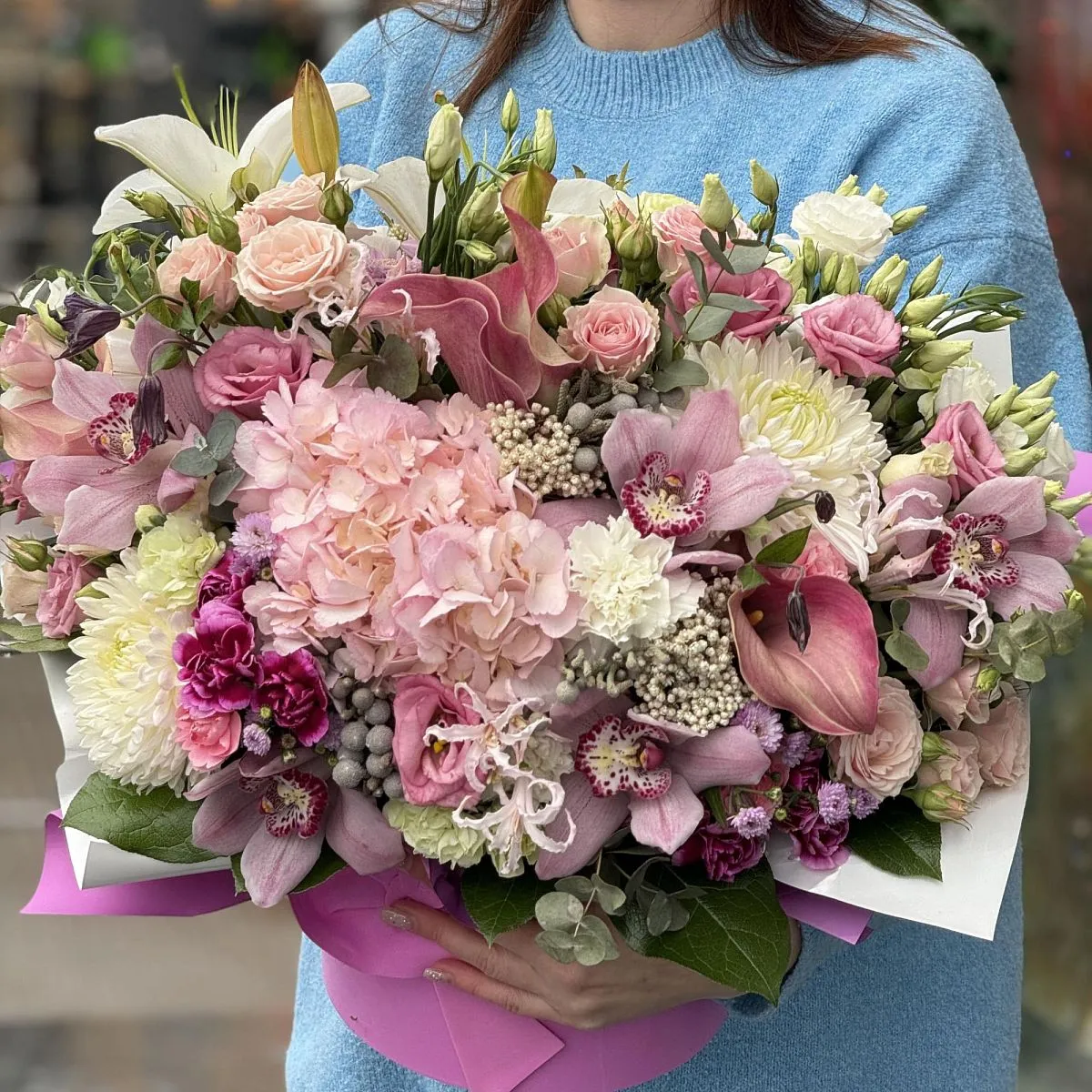 Розы, хризантемы и гвоздики в коробке