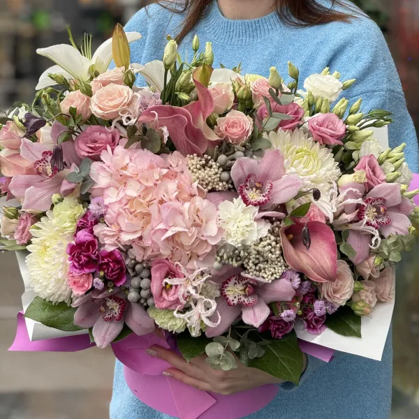 Розы, хризантемы и гвоздики в коробке