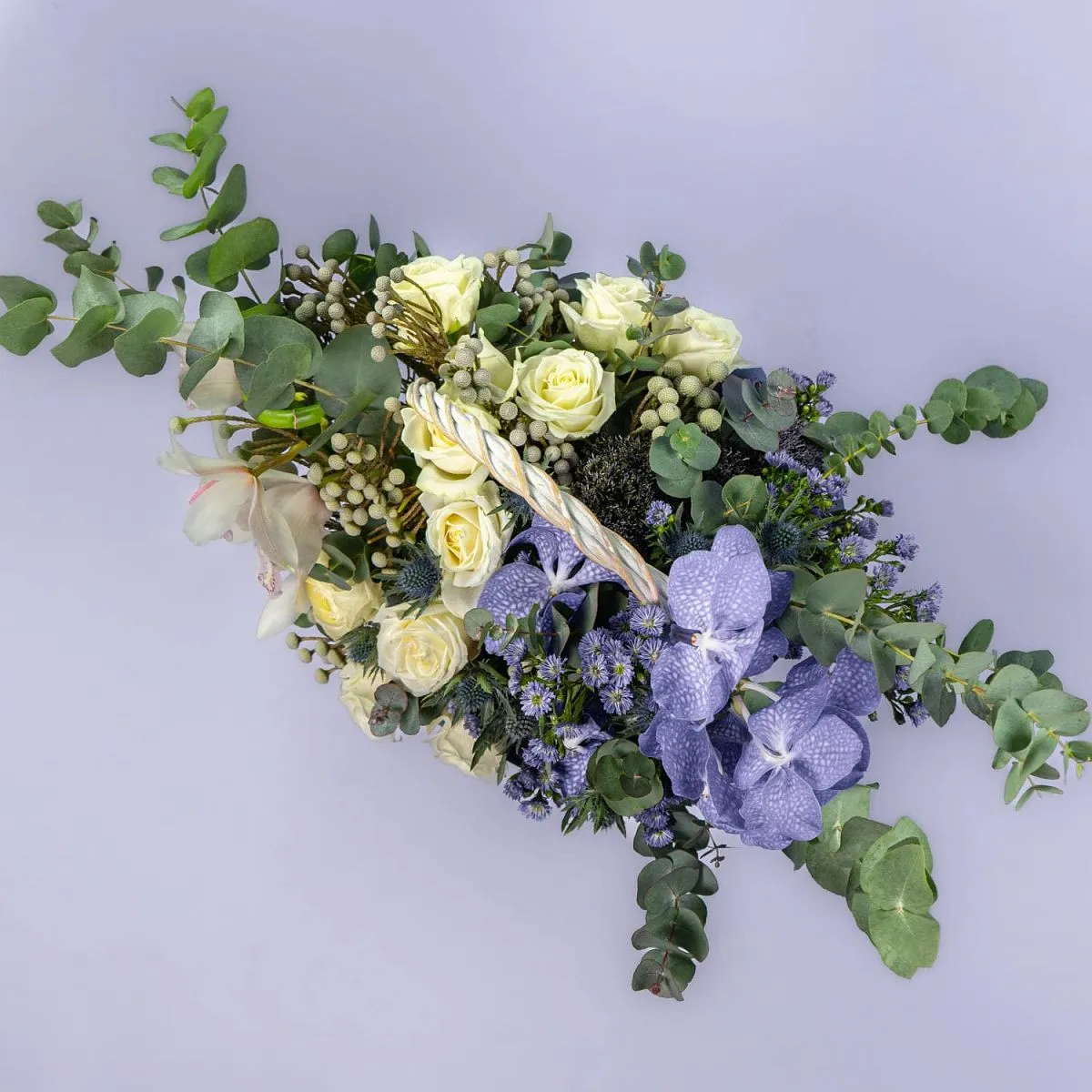 Орхидеи и розы в корзине