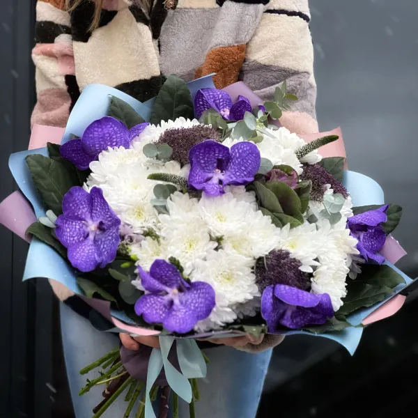 Букет из хризантем и брассики