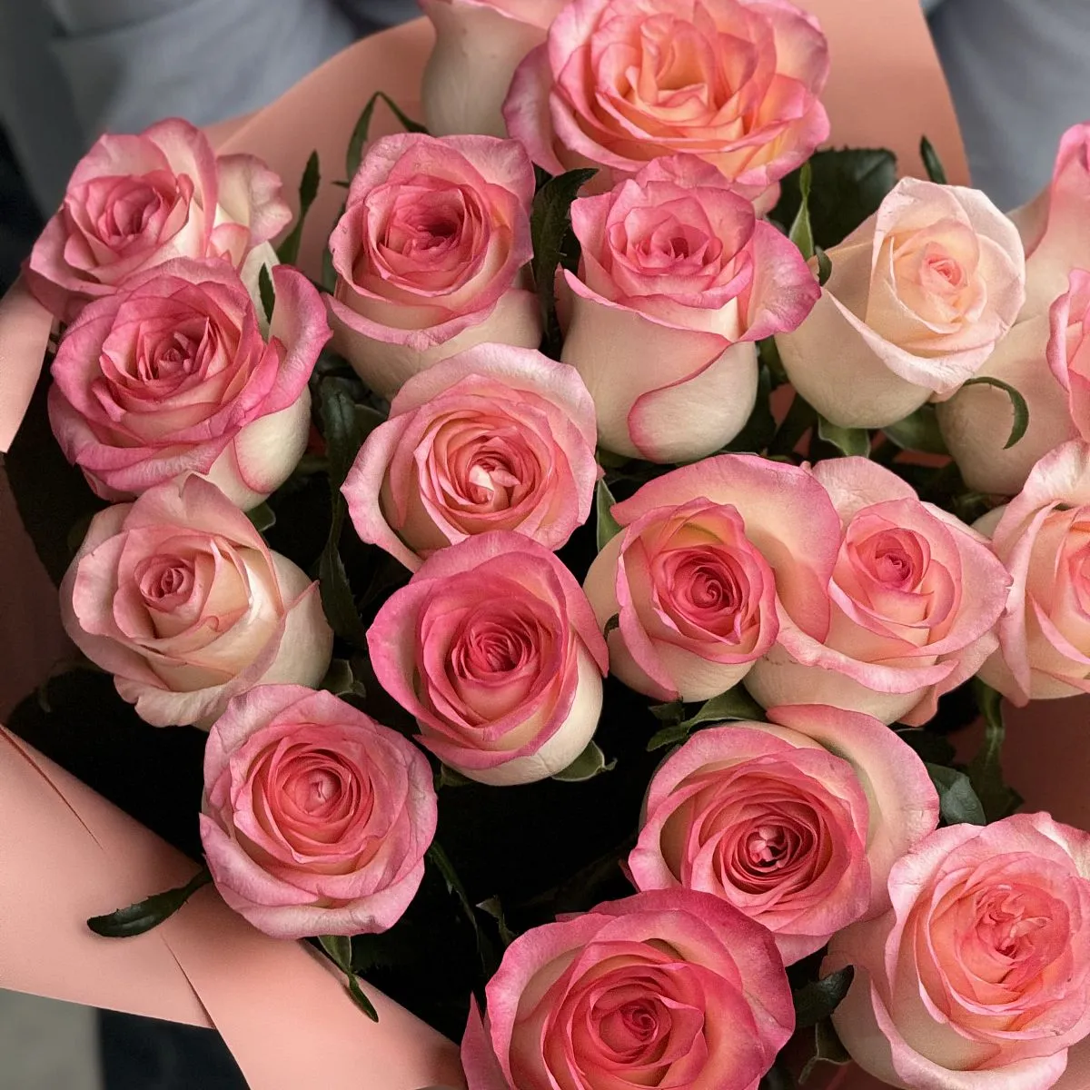 Букет из 19 розово-белых роз (50 см)