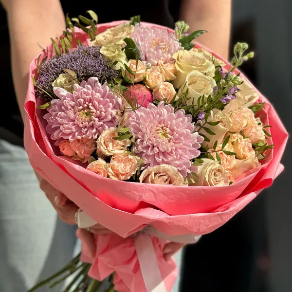 Букет из роз, хризантем и матиолл