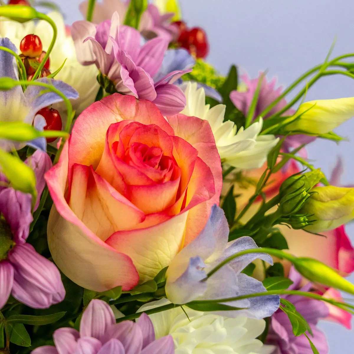 Розы, хризантемы микс, эустомы в коробке