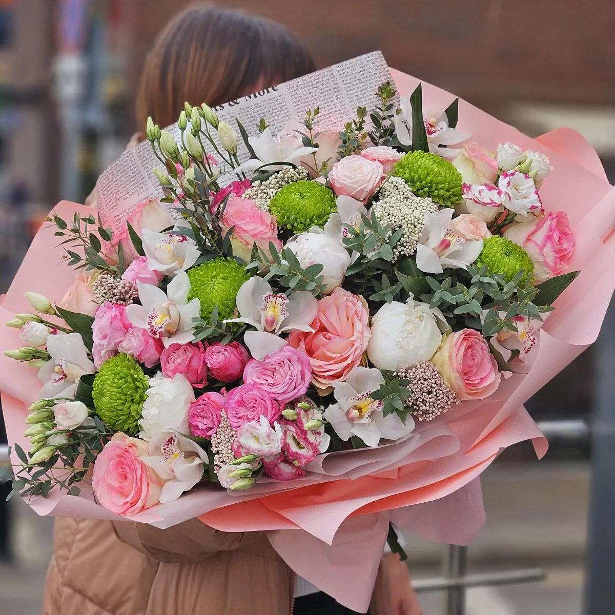 Букет роз, хризантем и аспидистр