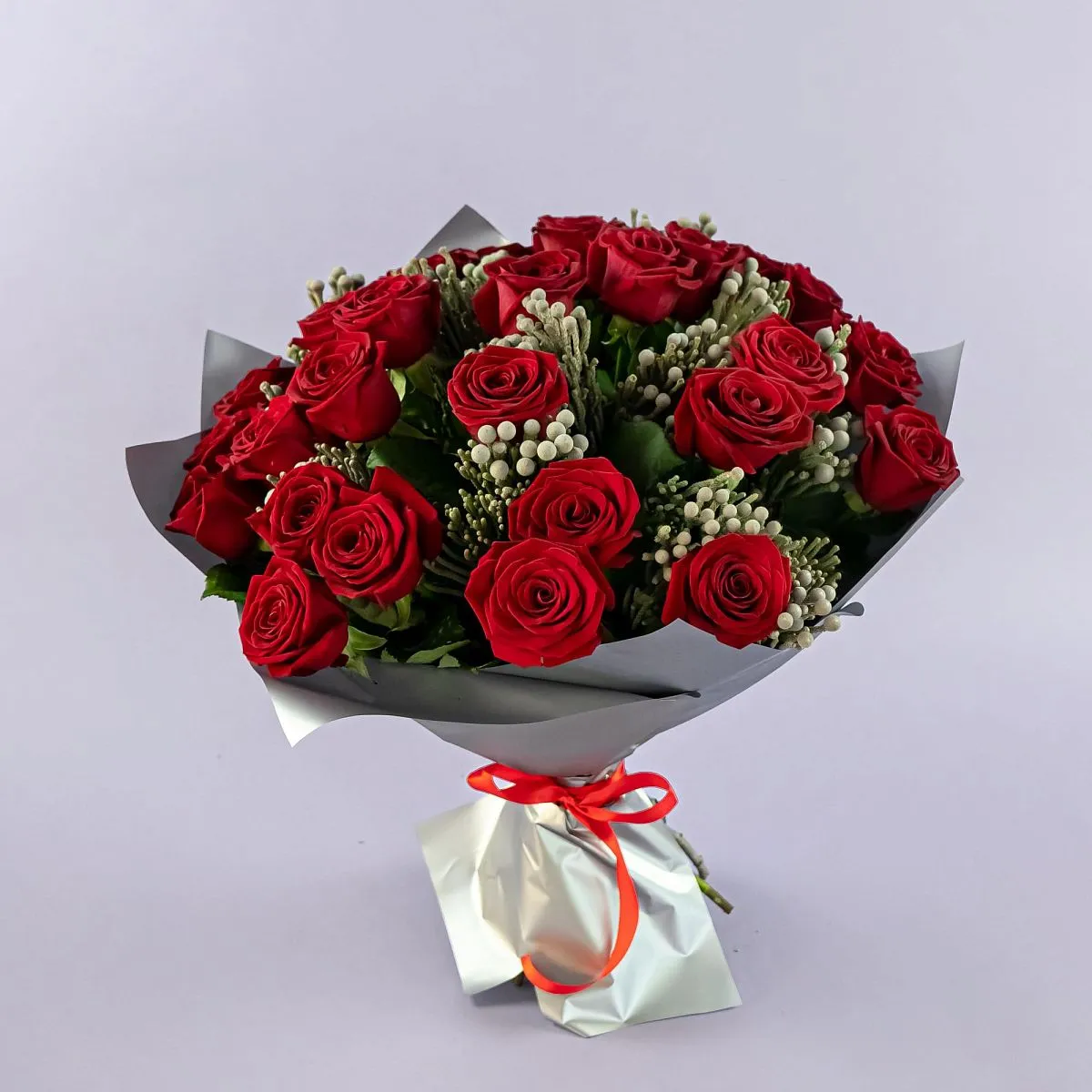 Букет из красных роз и брунии