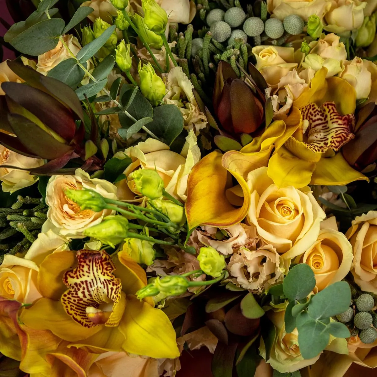 Букет из роз микс, эустом и орхидеи