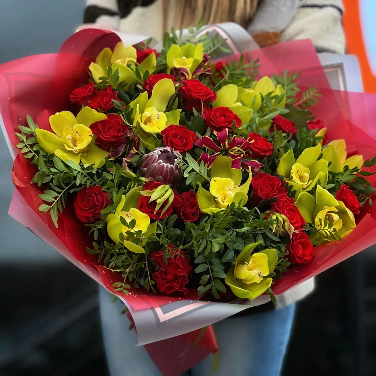 Огромный букет из роз и протеи