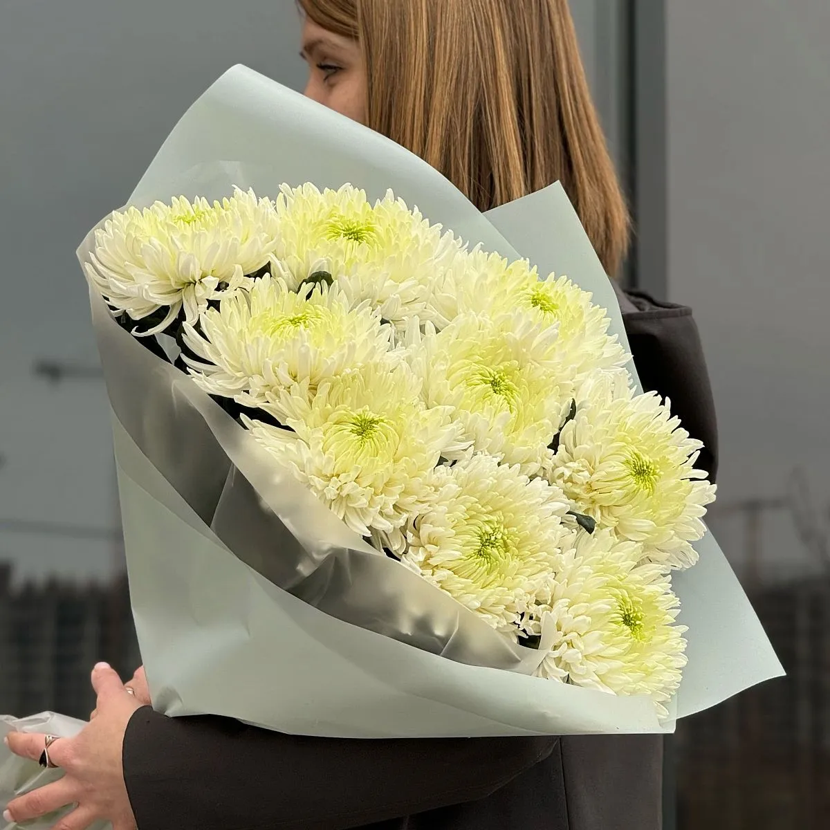 Букет из 9 белых хризантем