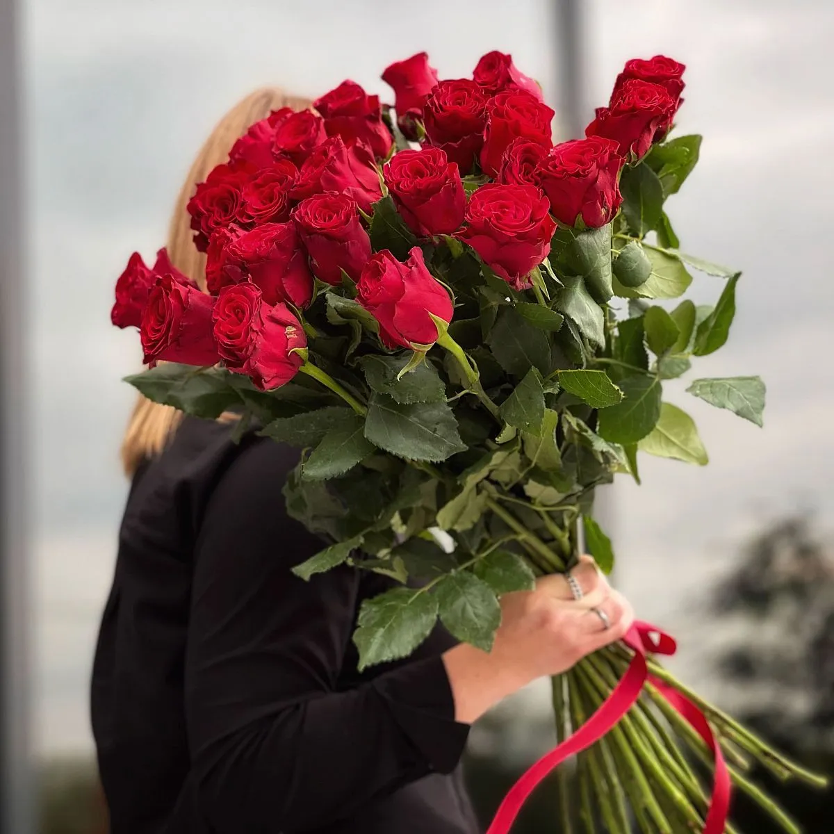 25 красных роз (60 см)