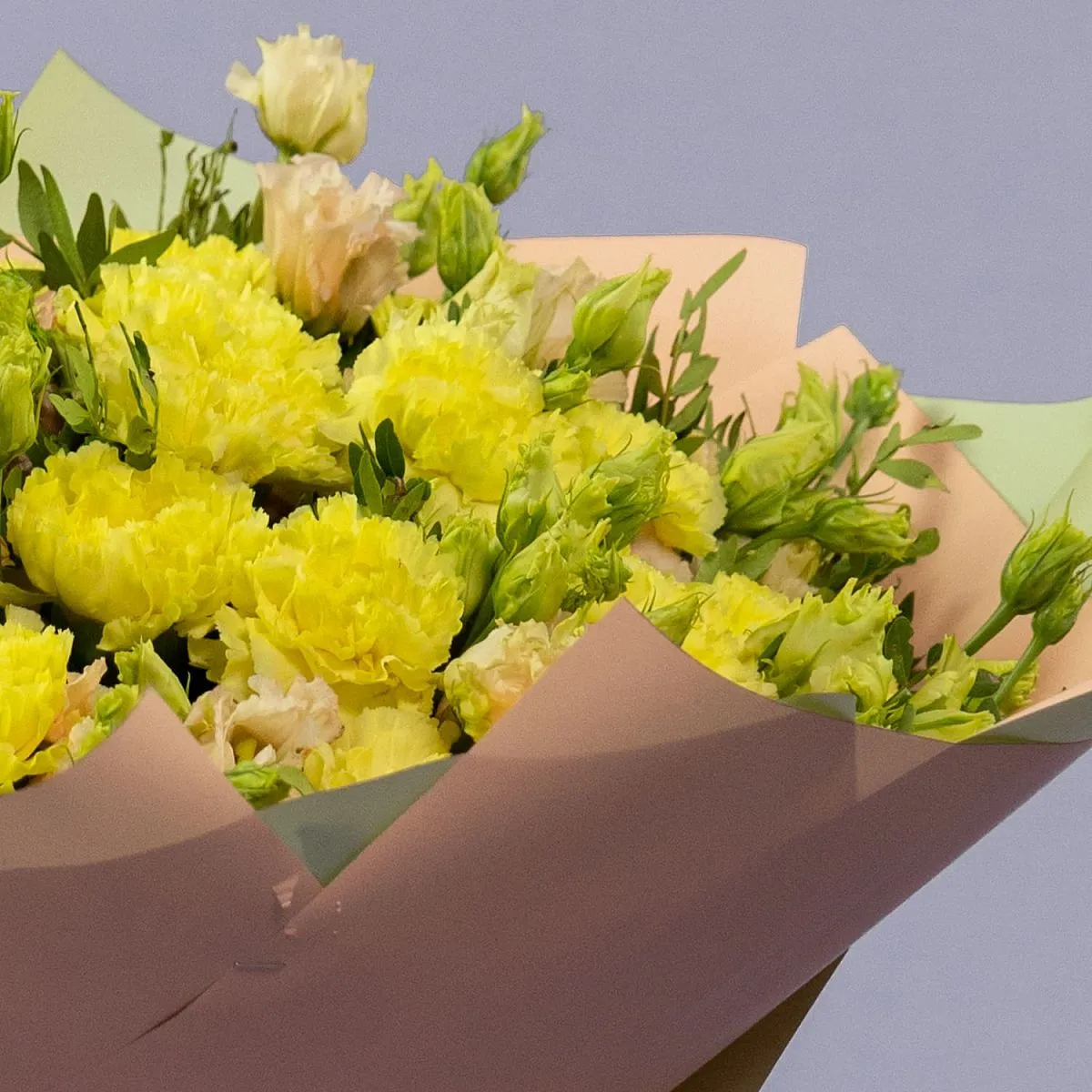 Букет из эустом и желтых гвоздик