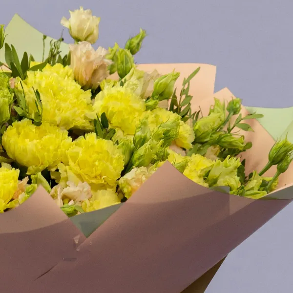 Букет из эустом и желтых гвоздик