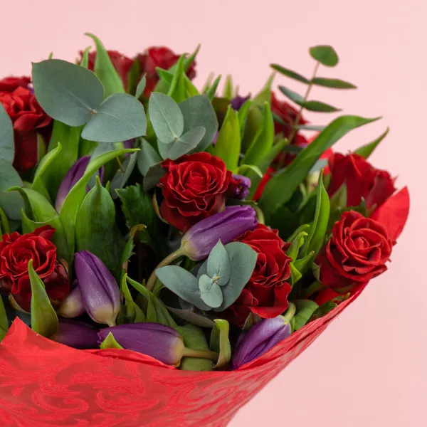 Букет из 20 роз и тюльпанов