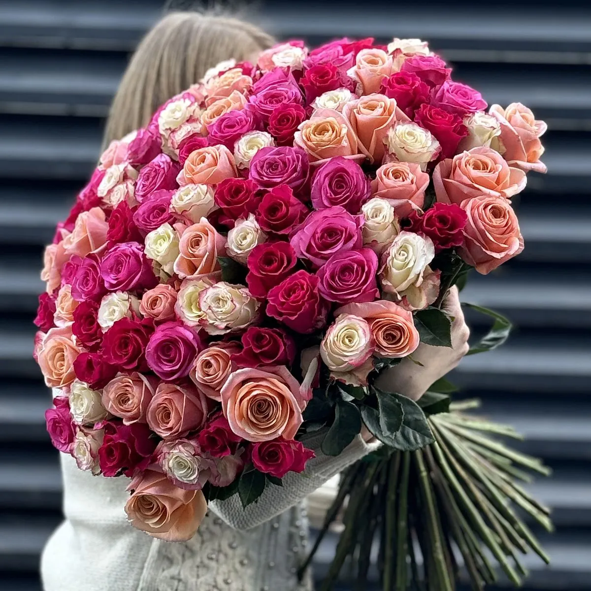 Букет 201 ярко-розовый микс роз эквадор (70см)