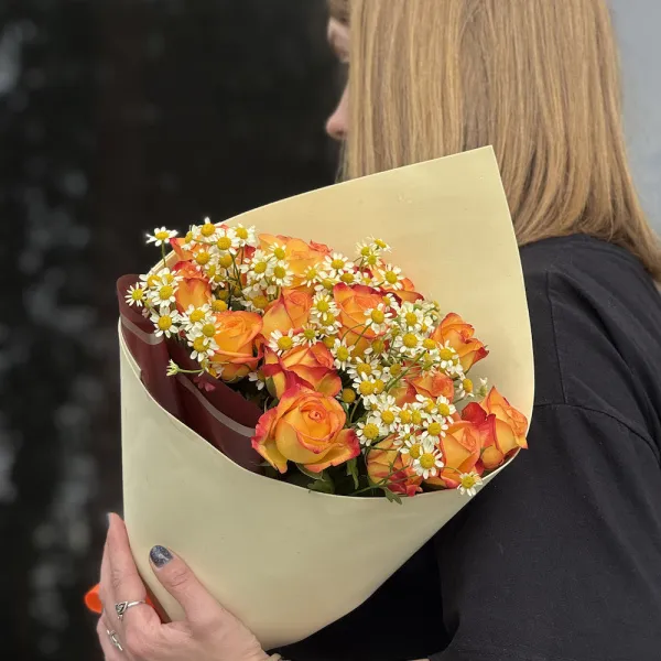 Букет из роз и танацетум