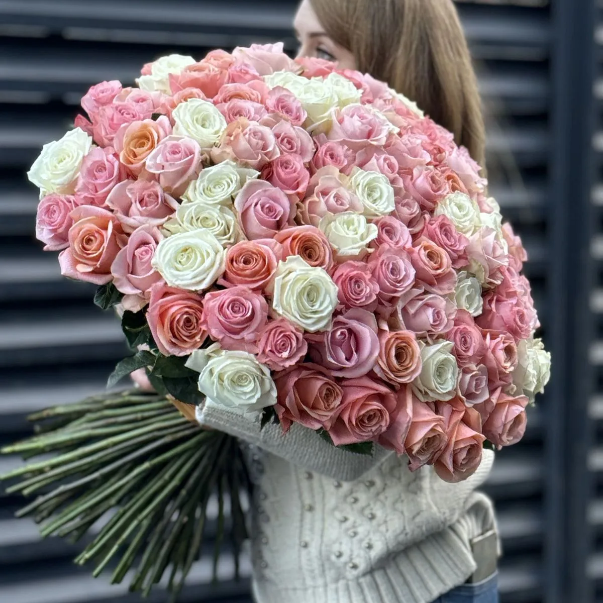 Букет 201 пепельно-розовый микс роз эквадор (70см)