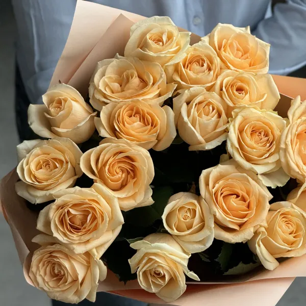Букет из 19 кремовых роз (70 см)