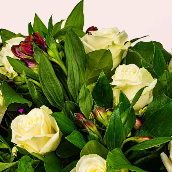 Букет из роз и альстромерий