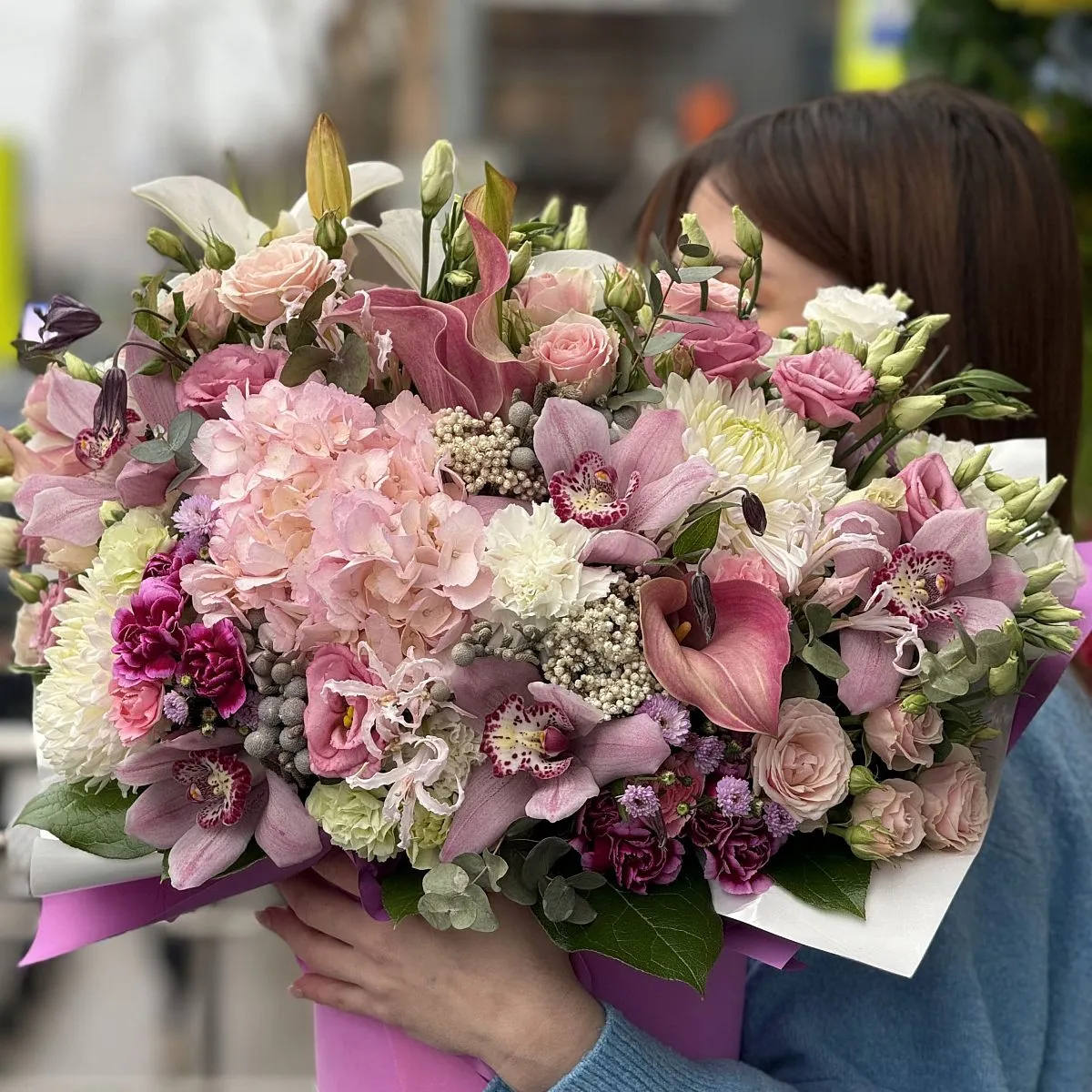 Розы, хризантемы и гвоздики в коробке