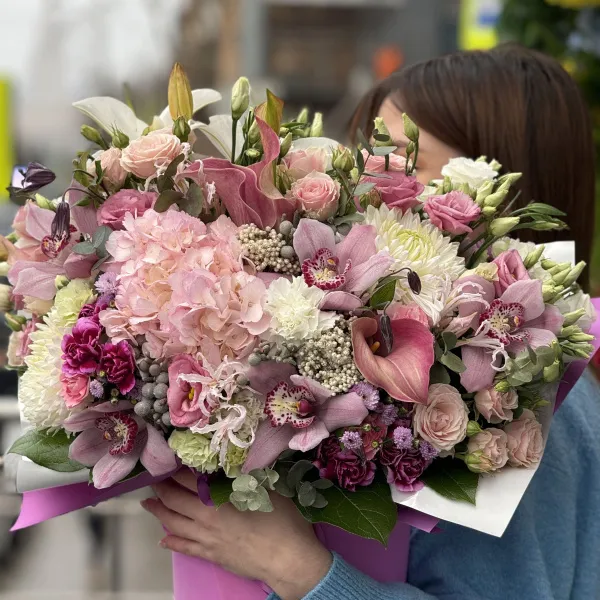 Розы, хризантемы и гвоздики в коробке